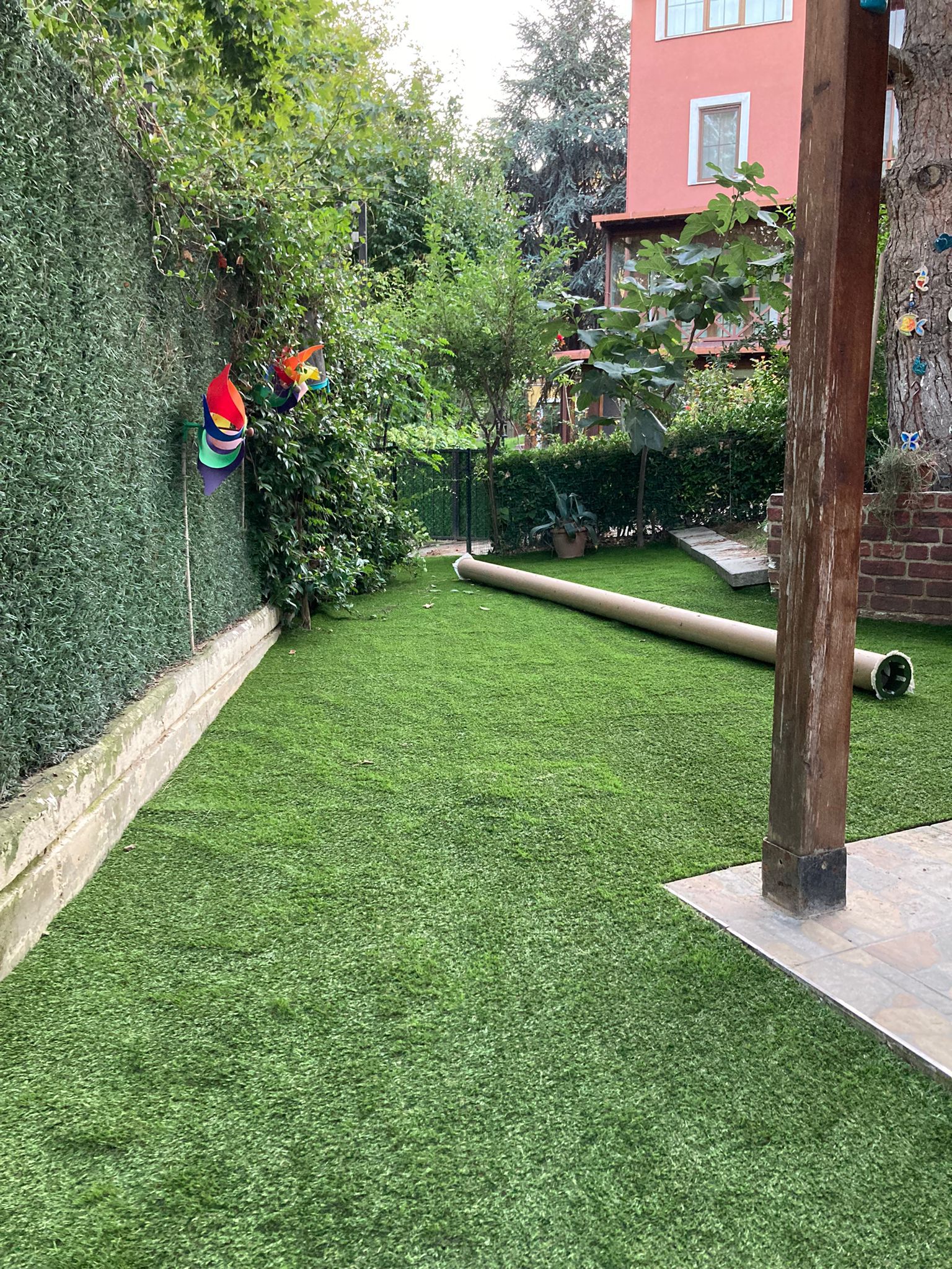 20MM Çiğdem Çim Halı villa bahçesi uygulaması