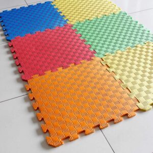 Anaokulları için tatami minder uygulaması yapılan güvenli ve renkli çocuk oyun alanı.
